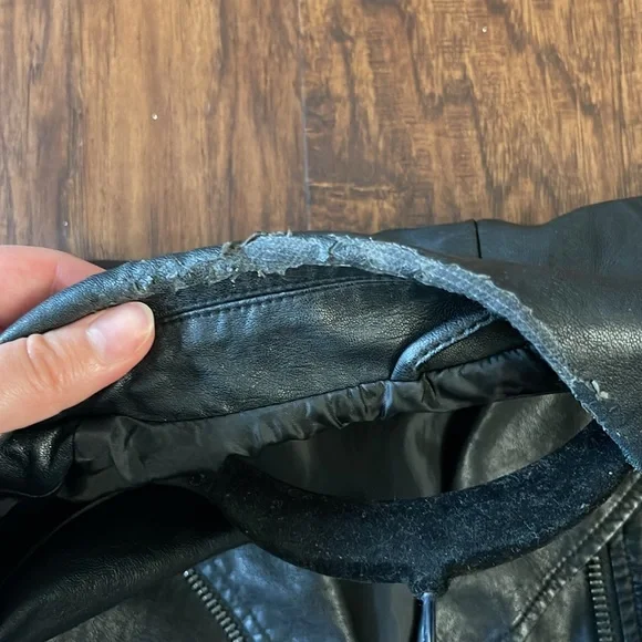 Levi’s Faux Leather Jacket - Picture 9 of 12
